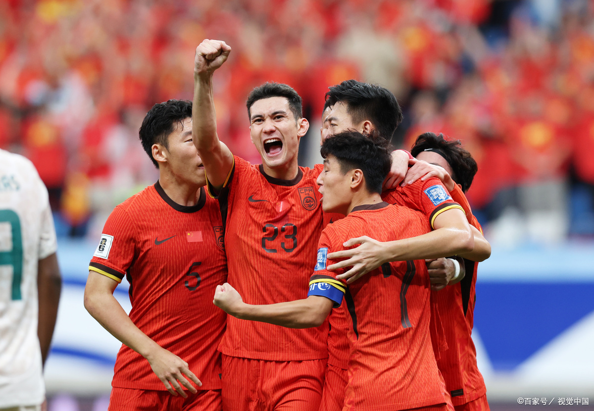 顶尖国内足球赛场上掀起热潮，球队实力对决